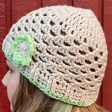 Load image into Gallery viewer, Hat with flower - frosted almond / Húgva við blómu - frosted almond