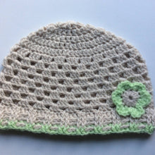 Load image into Gallery viewer, Hat with flower - frosted almond / Húgva við blómu - frosted almond