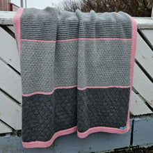 Load image into Gallery viewer, Knitted blanket / Bundið teppi - Flamingo
