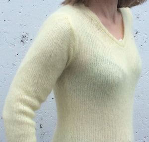 V-neck mohair blouse - pale yellow / Mohairblusa við v-hálsi - ljósagul