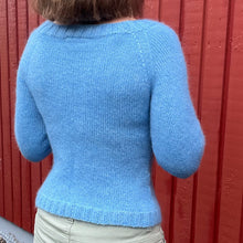 Load image into Gallery viewer, Raglan sweater - powder blue / Raglan troyggja - due blå
