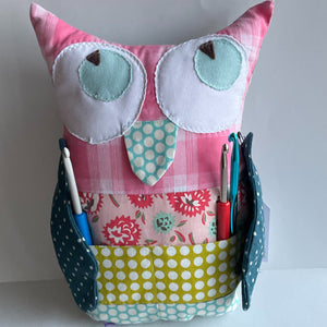 Owl with pocket - pink / Ugla við lumma - ljósareyð