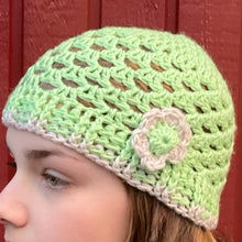 Load image into Gallery viewer, Hat with flower - pistachio / Húgva við blómu - pistasiu
